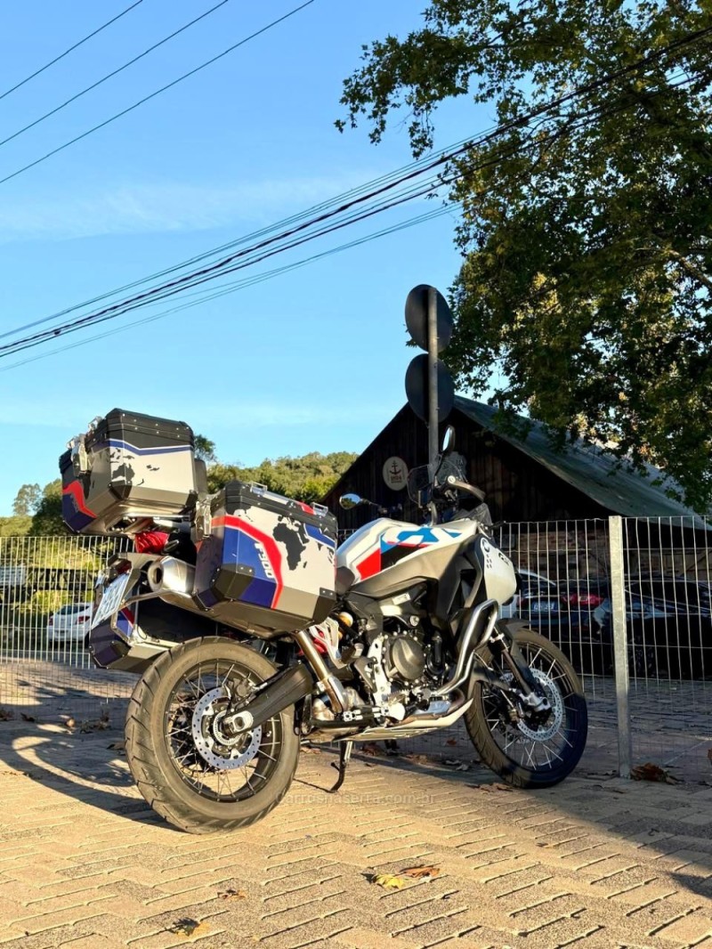 f 900 r sport  2025 feliz