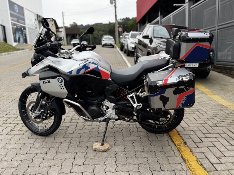 f 900 r sport  2025 feliz
