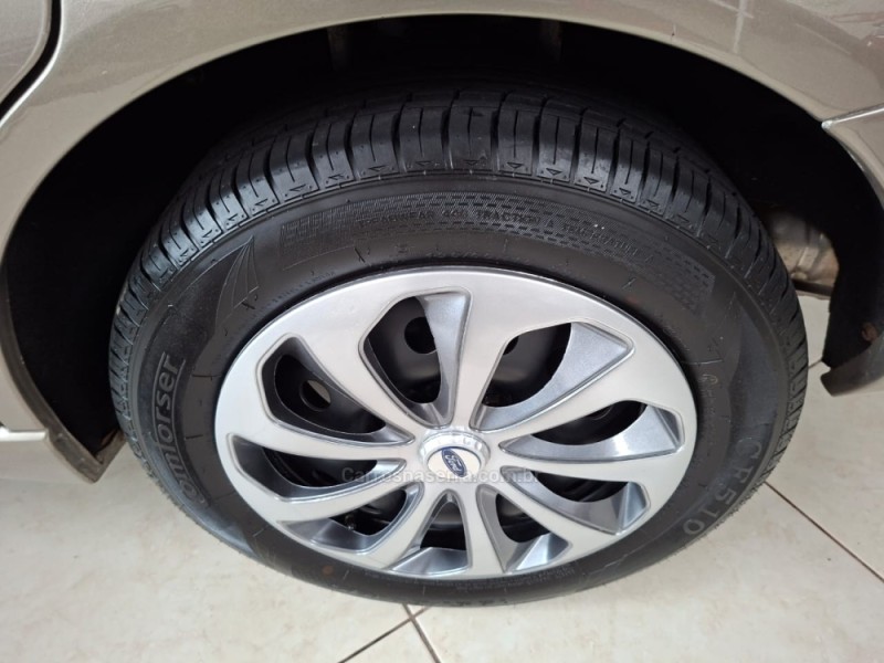 FOCUS 1.6 GL SEDAN 8V FLEX 4P MANUAL - 2005 - FARROUPILHA