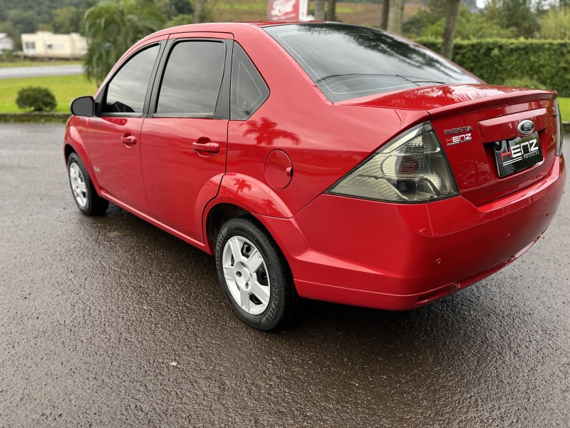 FIESTA 1.6 MPI CLASS SEDAN 8V FLEX 4P MANUAL - 2011 - BOM PRINCíPIO