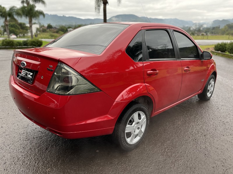 FIESTA 1.6 MPI CLASS SEDAN 8V FLEX 4P MANUAL - 2011 - BOM PRINCíPIO