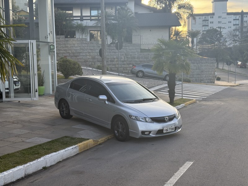 CIVIC 1.8 LXS 16V FLEX 4P MANUAL - 2010 - FARROUPILHA