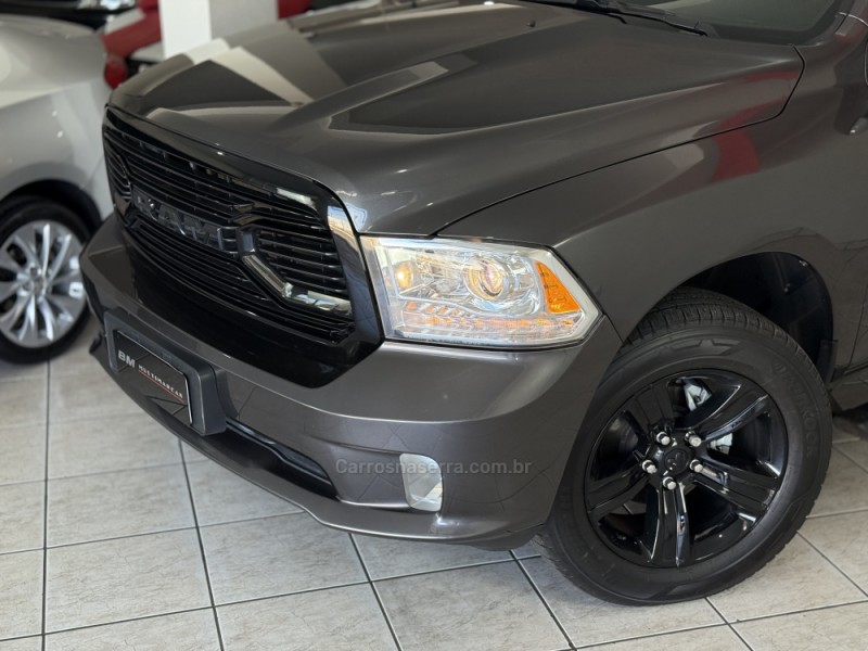 CLASSIC 5.7 V8 GASOLINA LARAMIE NIGHT EDITION CD 4X4 AUTOMÁTICO - 2023 - GUAPORé