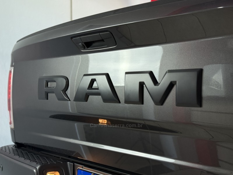 CLASSIC 5.7 V8 GASOLINA LARAMIE NIGHT EDITION CD 4X4 AUTOMÁTICO - 2023 - GUAPORé