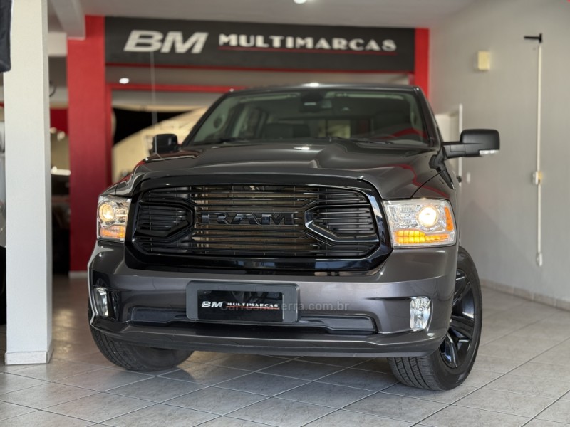 CLASSIC 5.7 V8 GASOLINA LARAMIE NIGHT EDITION CD 4X4 AUTOMÁTICO - 2023 - GUAPORé