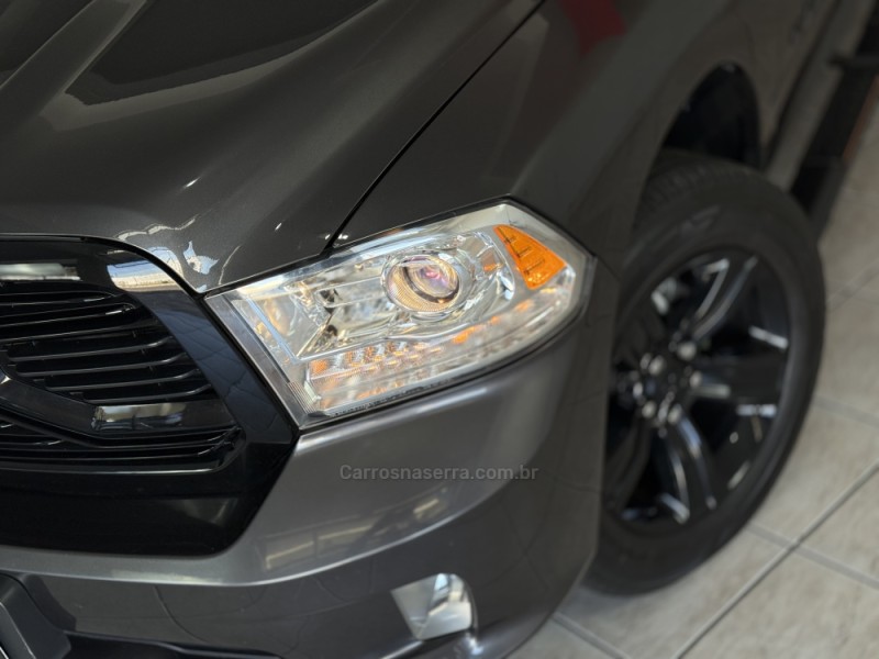 CLASSIC 5.7 V8 GASOLINA LARAMIE NIGHT EDITION CD 4X4 AUTOMÁTICO - 2023 - GUAPORé