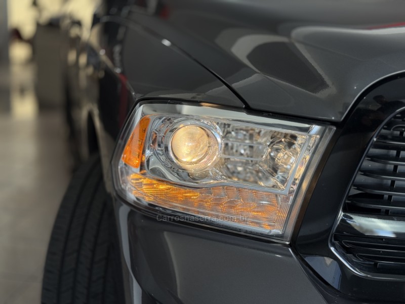 CLASSIC 5.7 V8 GASOLINA LARAMIE NIGHT EDITION CD 4X4 AUTOMÁTICO - 2023 - GUAPORé