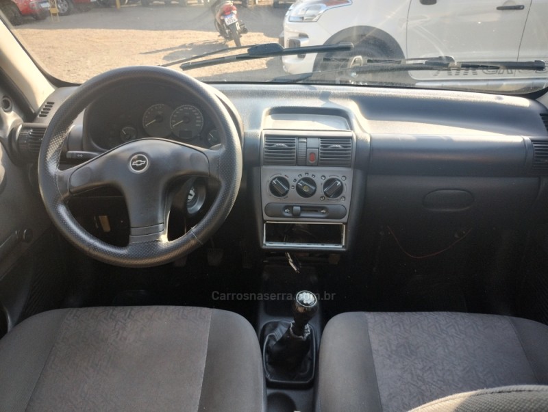 CLASSIC 1.6 MPFI LIFE 8V GASOLINA 4P MANUAL - 2005 - SAPIRANGA
