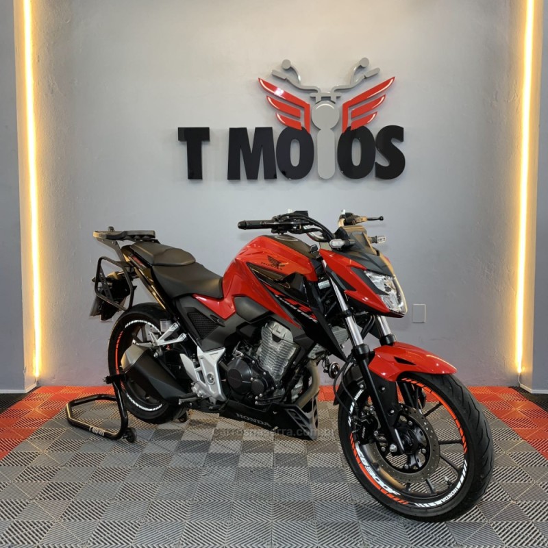 CB 300F TWISTER CBS - 2024 - PORTãO