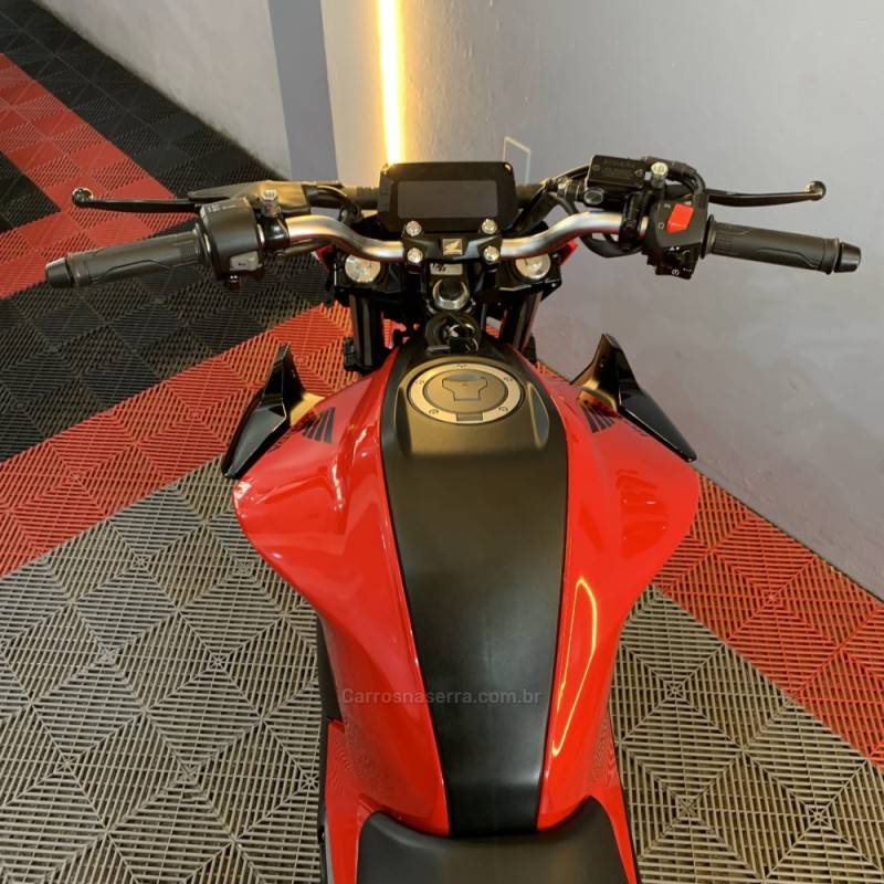 CB 300F TWISTER CBS - 2024 - PORTãO