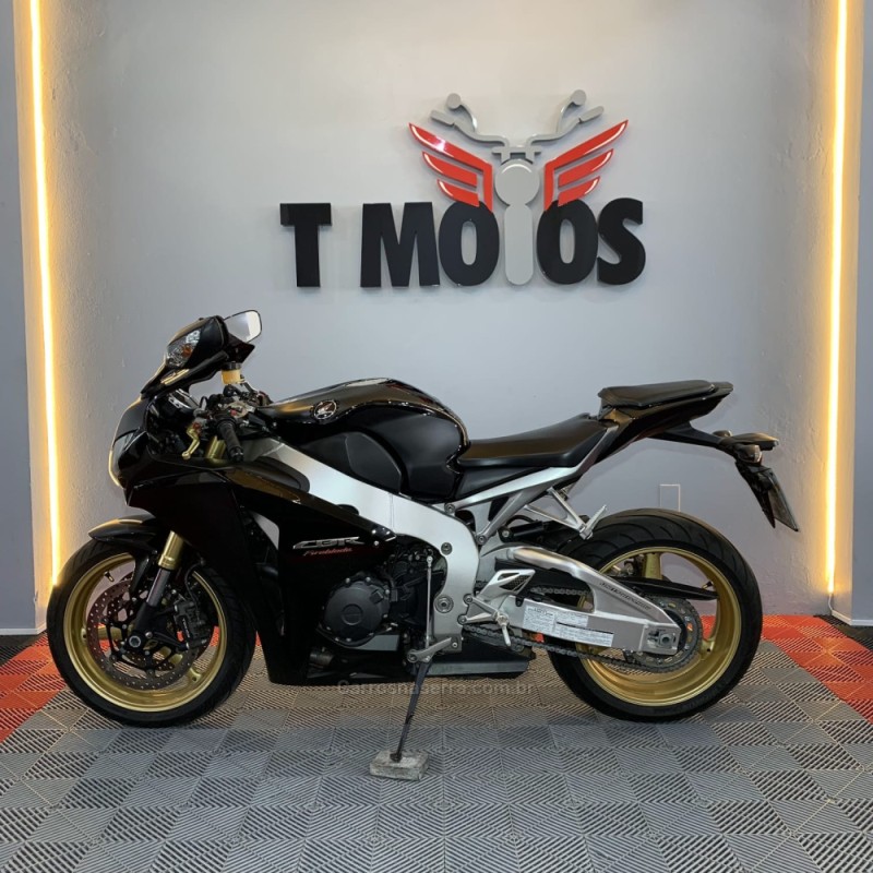 CBR 1000RR FIREBLADE - 2010 - PORTãO