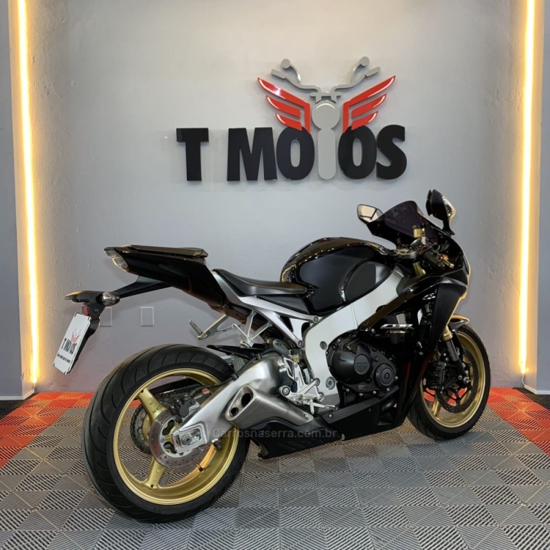CBR 1000RR FIREBLADE - 2010 - PORTãO
