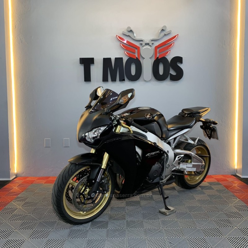 CBR 1000RR FIREBLADE - 2010 - PORTãO