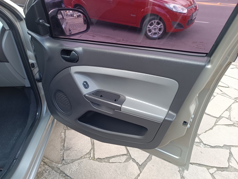 FIESTA 1.0 MPI TRAIL HATCH 8V FLEX 4P MANUAL - 2010 - FLORES DA CUNHA