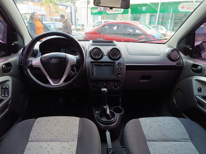 FIESTA 1.0 MPI TRAIL HATCH 8V FLEX 4P MANUAL - 2010 - FLORES DA CUNHA