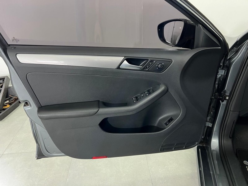 JETTA 1.4 16V TSI TRENDLINE GASOLINA 4P TIPTRONIC - 2017 - FARROUPILHA
