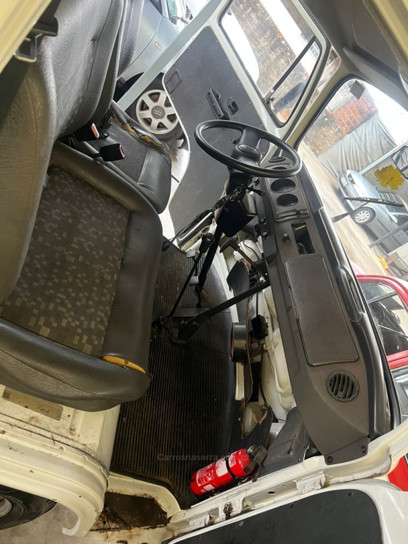 KOMBI 1.6 LUXO 8V GASOLINA 3P MANUAL - 2004 - CAXIAS DO SUL
