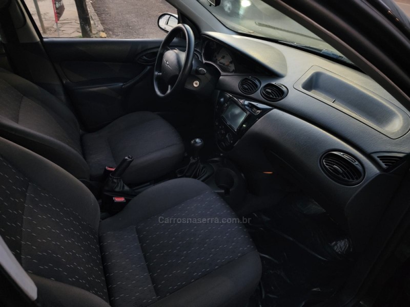 FOCUS 1.6 SE 8V FLEX 4P MANUAL - 2004 - VACARIA