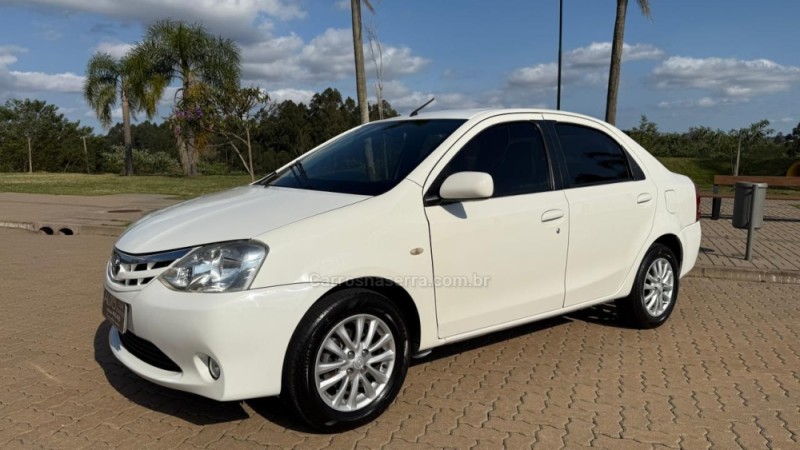 ETIOS 1.5 XLS SEDAN 16V FLEX 4P MANUAL - 2013 - DOIS IRMãOS