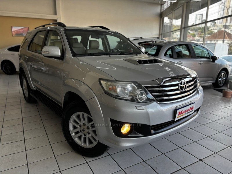 HILUX SW4 3.0 SRV 4X4 7 LUGARES 16V TURBO INTERCOOLER DIESEL 4P AUTOMÁTICO - 2014 - CAXIAS DO SUL