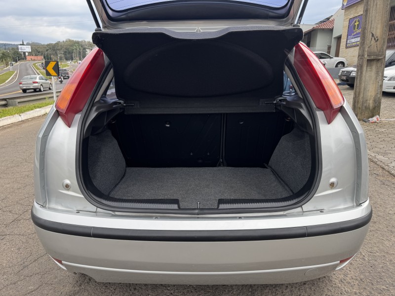 FOCUS 2.0 GHIA 16V GASOLINA 4P MANUAL - 2004 - DOIS IRMãOS