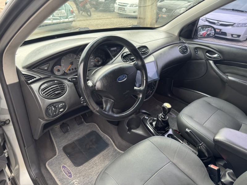FOCUS 2.0 GHIA 16V GASOLINA 4P MANUAL - 2004 - DOIS IRMãOS