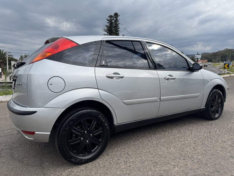 FOCUS 2.0 GHIA 16V GASOLINA 4P MANUAL - 2004 - DOIS IRMãOS