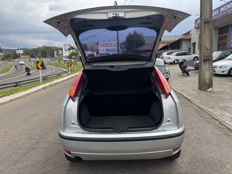 FOCUS 2.0 GHIA 16V GASOLINA 4P MANUAL - 2004 - DOIS IRMãOS