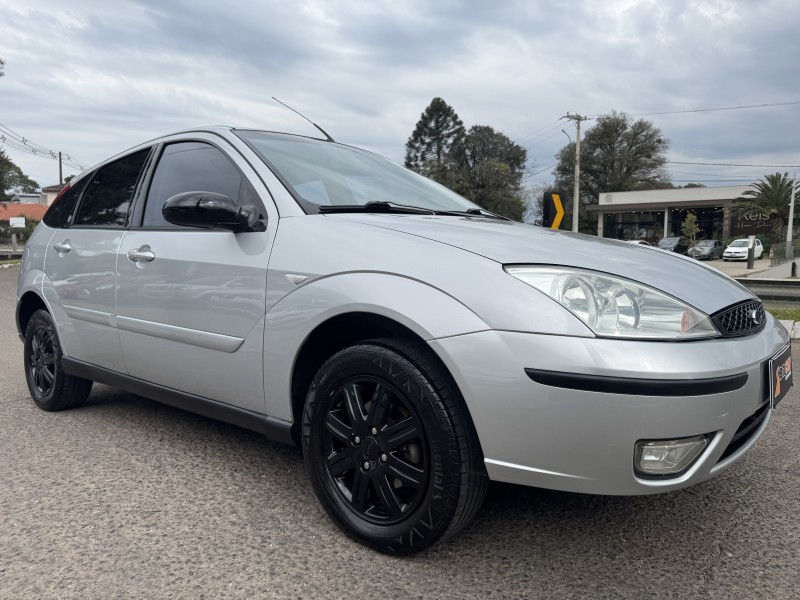 FOCUS 2.0 GHIA 16V GASOLINA 4P MANUAL - 2004 - DOIS IRMãOS