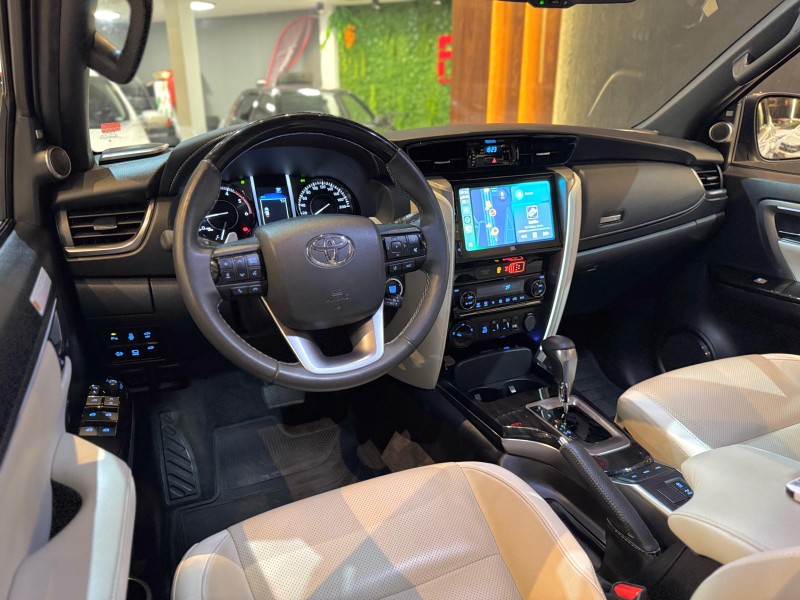 HILUX SW4 2.8 SRX 4X4 DIAMOND 16V TURBO DIESEL 4P 7 LUGARES AUTOMÁTICO - 2024 - NOVO HAMBURGO