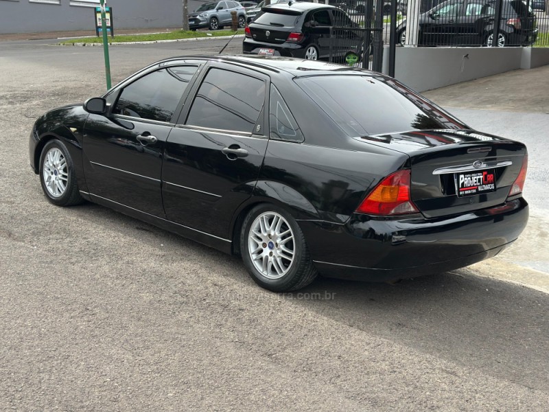 FOCUS 2.0 GHIA 16V FLEX 4P MANUAL - 2001 - NOVO HAMBURGO
