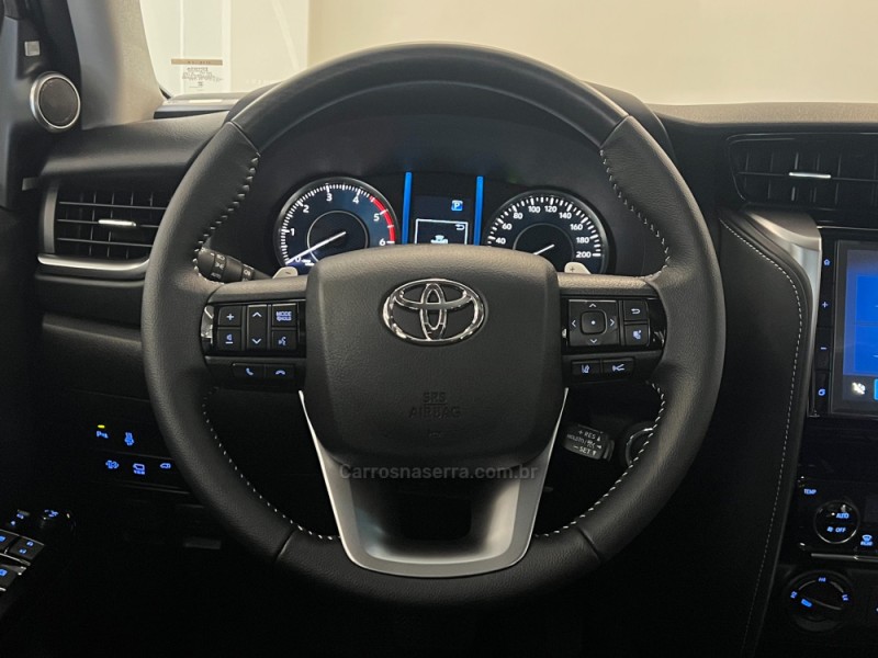 HILUX SW4 2.8 4X4 SRX PLATINUM TURBO DIESEL 4P AUTOMÁTICO - 2025 - FLORES DA CUNHA
