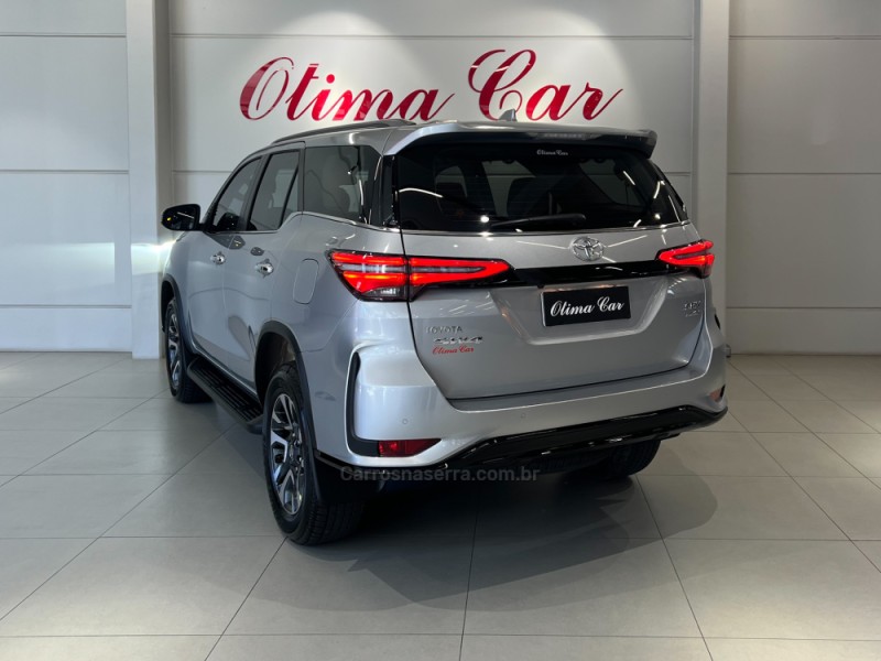 HILUX SW4 2.8 4X4 SRX PLATINUM TURBO DIESEL 4P AUTOMÁTICO - 2025 - FLORES DA CUNHA