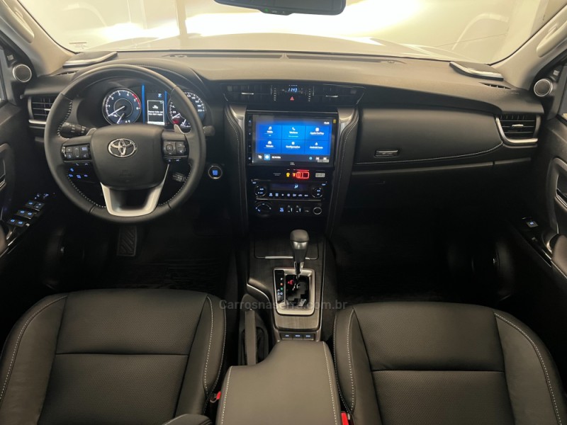 HILUX SW4 2.8 4X4 SRX PLATINUM TURBO DIESEL 4P AUTOMÁTICO - 2025 - FLORES DA CUNHA
