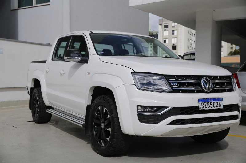 AMAROK 3.0 V6 TDI HIGHLINE CD DIESEL 4MOTION AUTOMÁTICO - 2023 - CAXIAS DO SUL