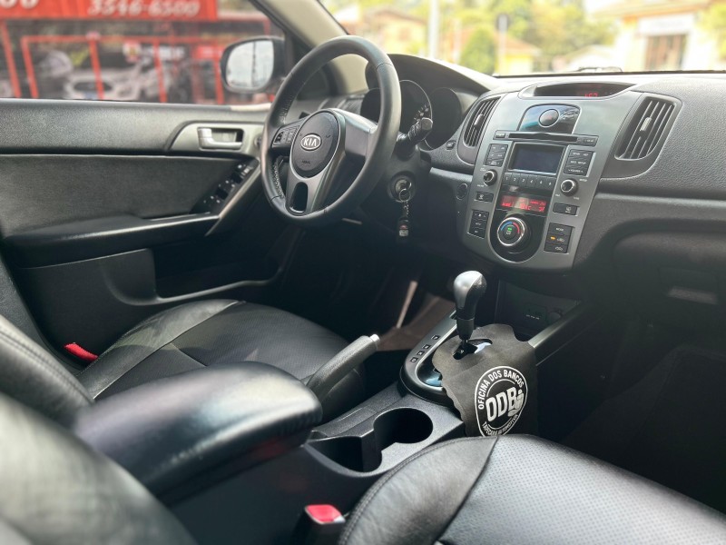 CERATO 1.6 SEDAN 16V GASOLINA 4P MANUAL - 2010 - TRêS COROAS