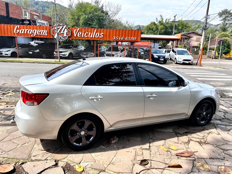 CERATO 1.6 SEDAN 16V GASOLINA 4P MANUAL - 2010 - TRêS COROAS