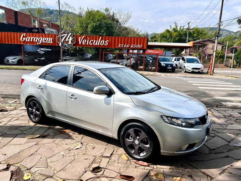 CERATO 1.6 SEDAN 16V GASOLINA 4P MANUAL - 2010 - TRêS COROAS