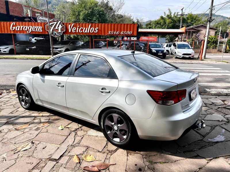 CERATO 1.6 SEDAN 16V GASOLINA 4P MANUAL - 2010 - TRêS COROAS