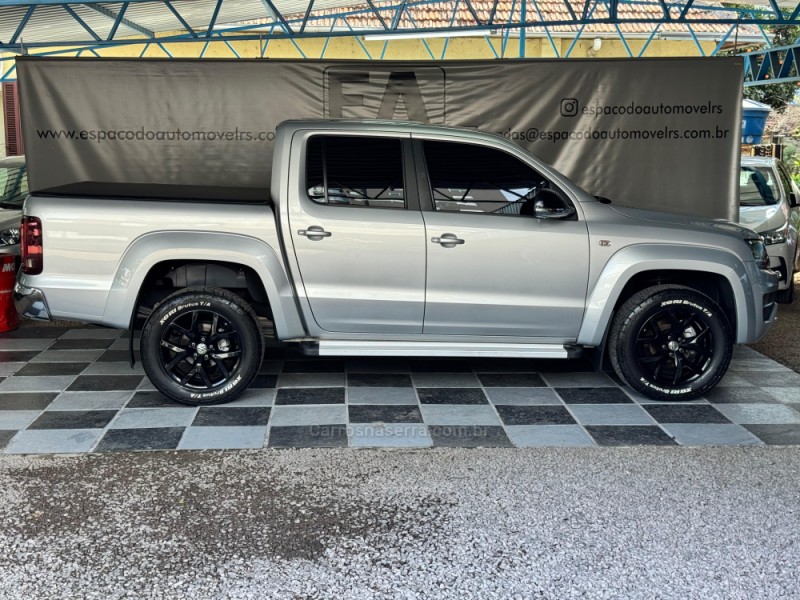 AMAROK 3.0 V6 TDI HIGHLINE CD DIESEL 4MOTION AUTOMÁTICO - 2021 - NOVA PRATA