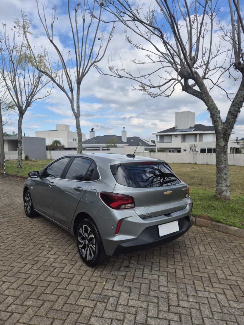 ONIX 1.0	PREMIER PLUS 8V TURBO FLEX 4P AUTOMÁTICO - 2025 - BENTO GONçALVES