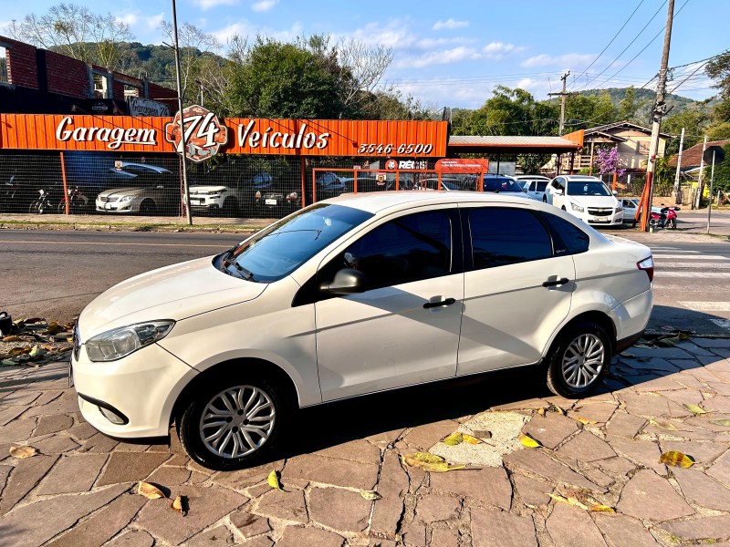 grand siena 1.6 mpi essence 16v flex 4p manual 2017 tres coroas