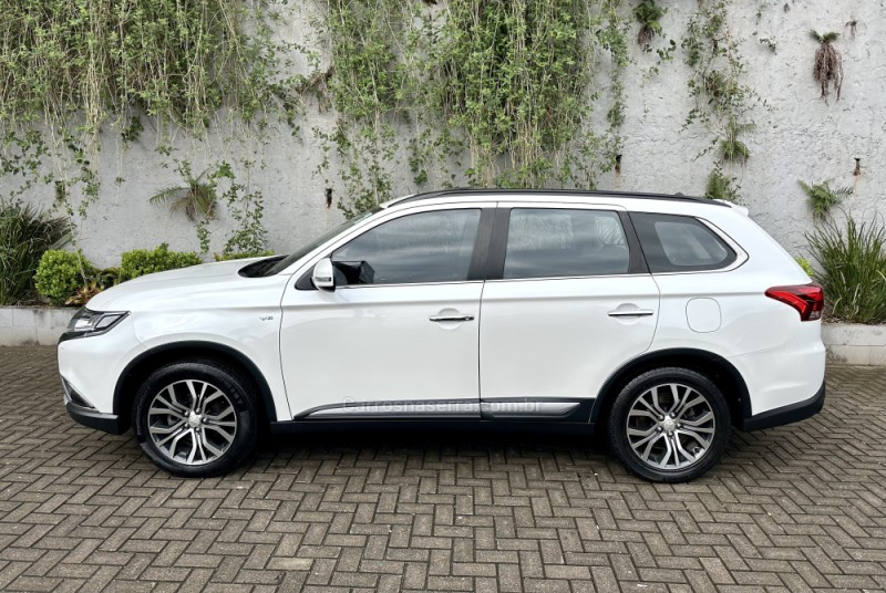OUTLANDER 3.0 GT 4X4 V6 24V GASOLINA 4P AUTOMÁTICO - 2016 - SAPIRANGA