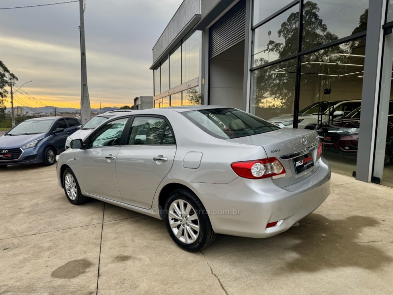 COROLLA 2.0 ALTIS PREMIUM 16V FLEX 4P AUTOMÁTICO - 2013 - LAJEADO