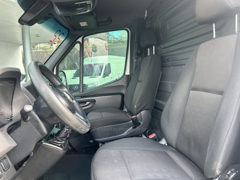 SPRINTER 2.2 CHASSI 416 FURGÃO LONGO TA DIESEL 2P MANUAL - 2022 - FARROUPILHA