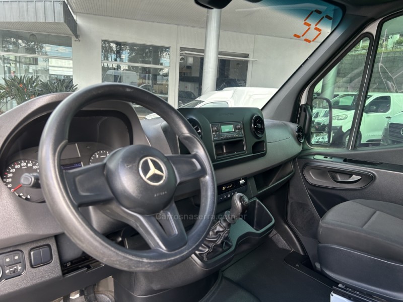 SPRINTER 2.2 CHASSI 416 FURGÃO LONGO TA DIESEL 2P MANUAL - 2022 - FARROUPILHA