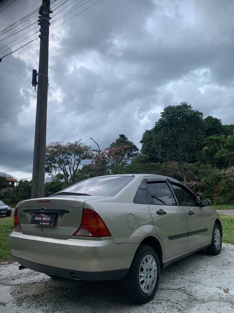 FOCUS 2.0 SEDAN 16V GASOLINA 4P MANUAL - 2002 - CAXIAS DO SUL