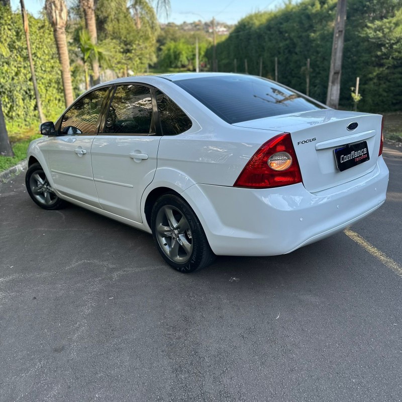 FOCUS 1.6 GL SEDAN 16V FLEX 4P MANUAL - 2011 - CAMPO BOM