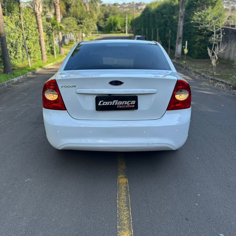 FOCUS 1.6 GL SEDAN 16V FLEX 4P MANUAL - 2011 - CAMPO BOM