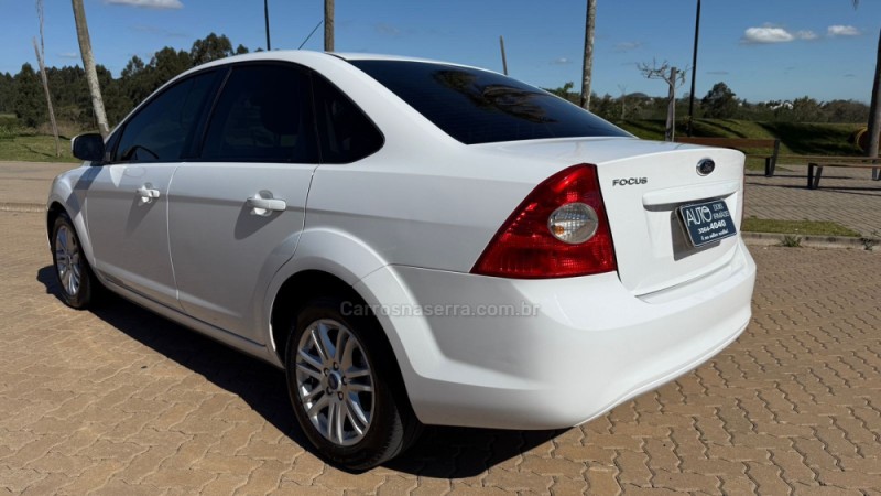 FOCUS 1.6 GL SEDAN 16V FLEX 4P MANUAL - 2013 - DOIS IRMãOS